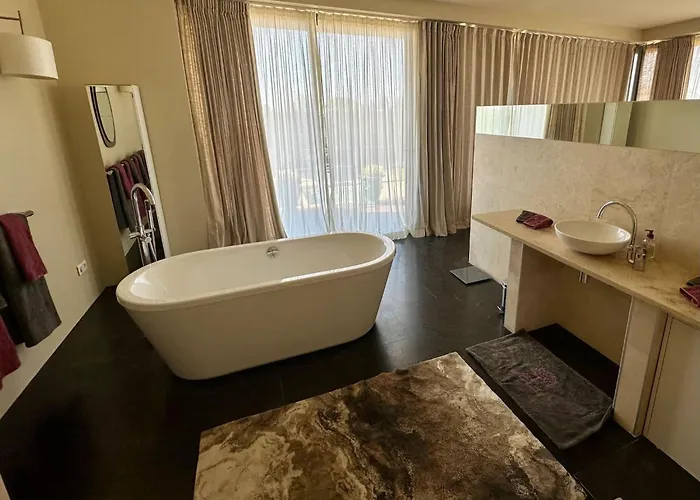 Vila Provencal With Garden & Pool